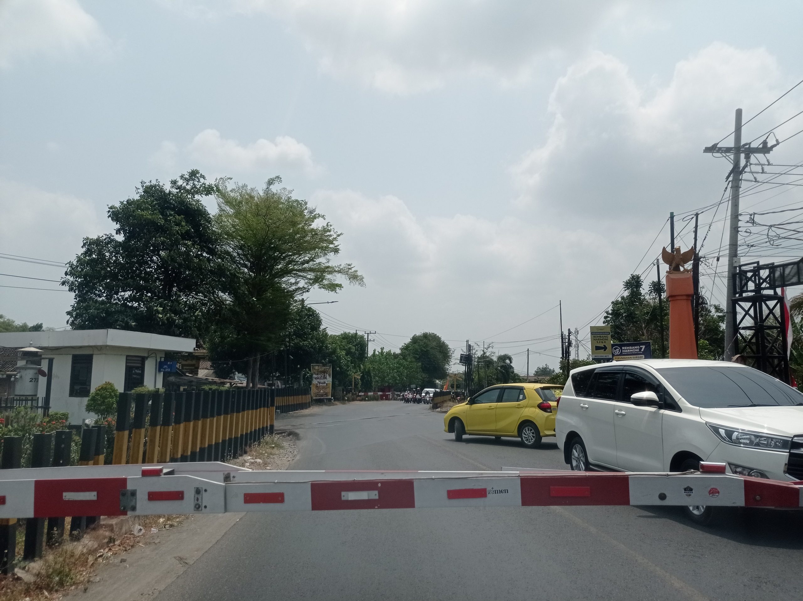 Nekad Terobos Palang Pintu Kereta di Ngadiluwih, Keselamatan Pengemudi Dipertaruhkan