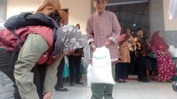 Menko Pangan Salurkan Bantuan Beras di Gogorante Ngasem, Zulhas Ingatkan Agar Tak Dijual