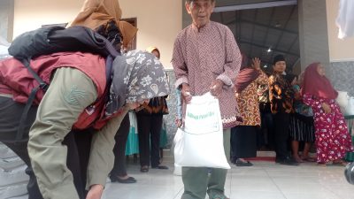 Menko Pangan Salurkan Bantuan Beras di Gogorante Ngasem, Zulhas Ingatkan Agar Tak Dijual