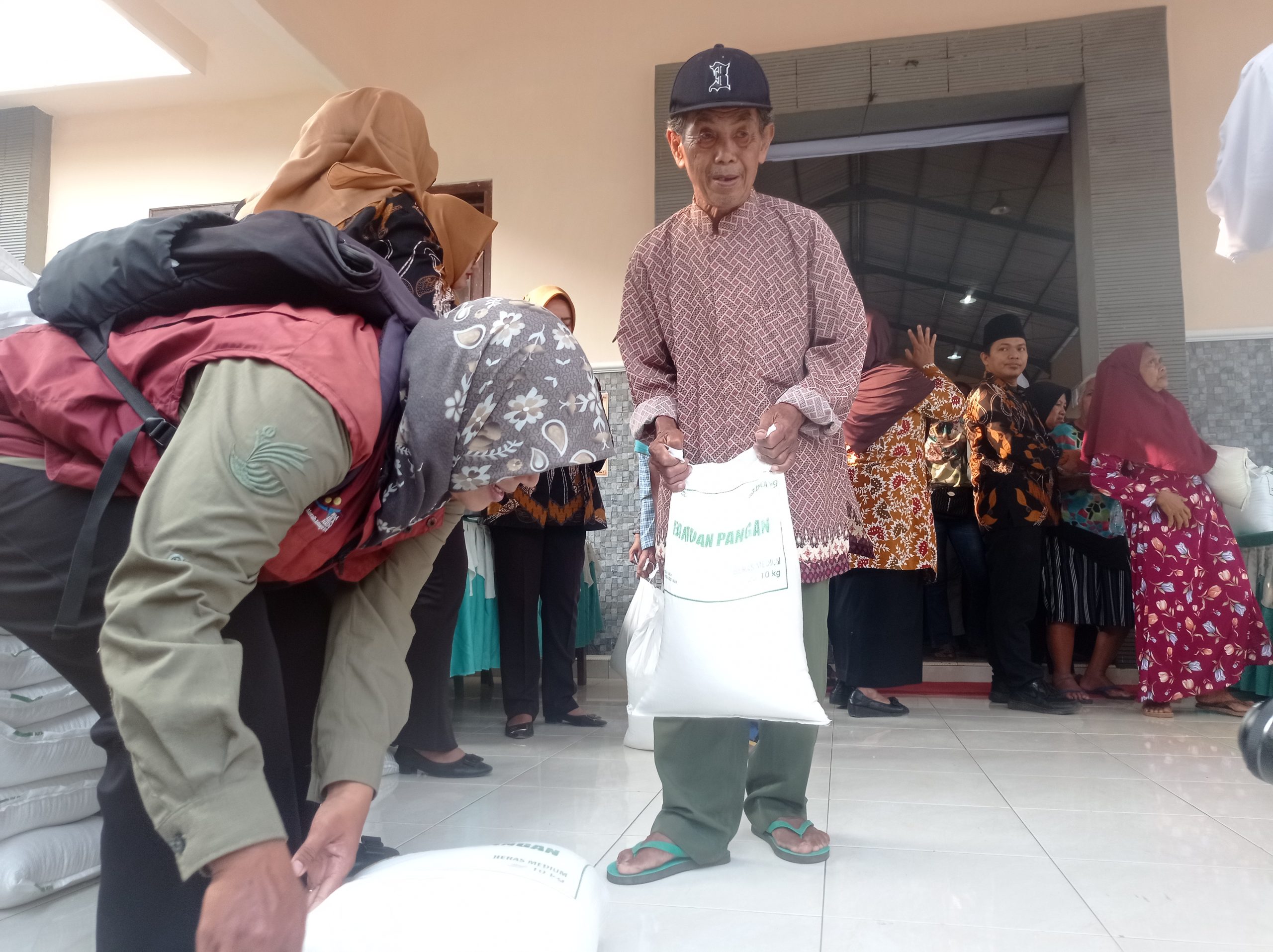 Menko Pangan Salurkan Bantuan Beras di Gogorante Ngasem, Zulhas Ingatkan Agar Tak Dijual