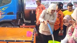 Khofifah Salurkan Bantuan Air Bersih ke Ponorogo, Minta Daerah Gelar Salat Istisqa