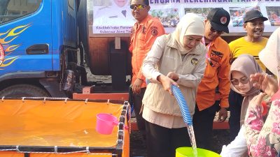 Khofifah Salurkan Bantuan Air Bersih ke Ponorogo, Minta Daerah Gelar Salat Istisqa