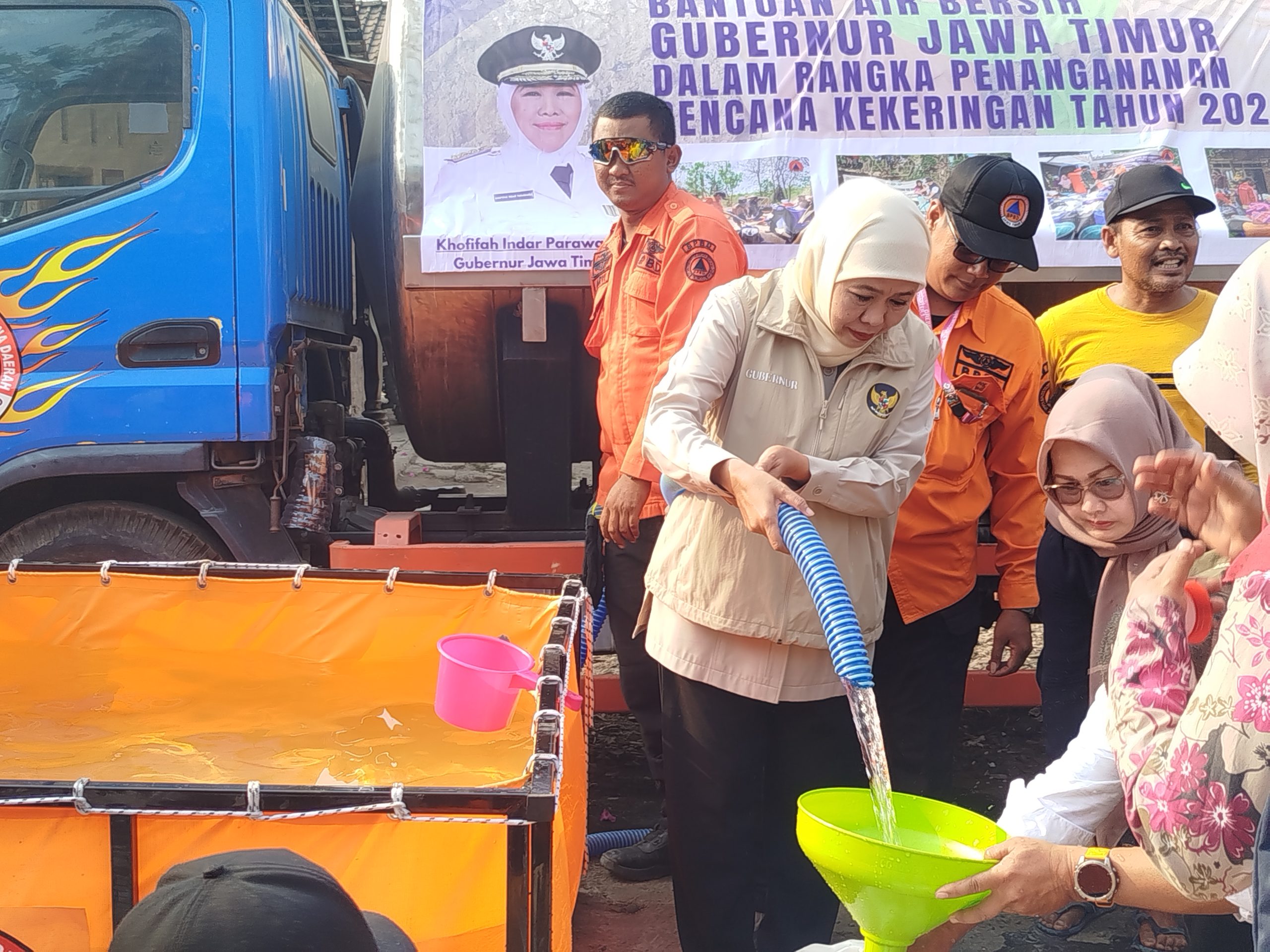Khofifah Salurkan Bantuan Air Bersih ke Ponorogo, Minta Daerah Gelar Salat Istisqa