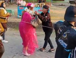 Karnaval Sound Horeg Ganggang Malang, Aksi Emak-Emak Ini Banjir Saweran