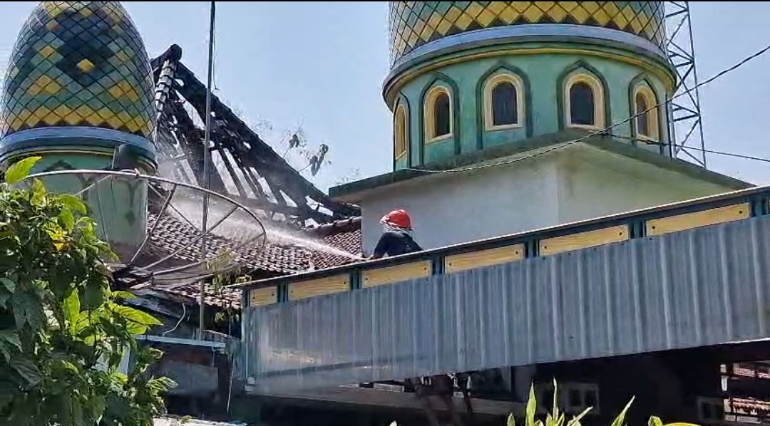 Diduga Korsleting Listrik, Masjid Al Ikhlas Ponorogo Hangus Terbakar