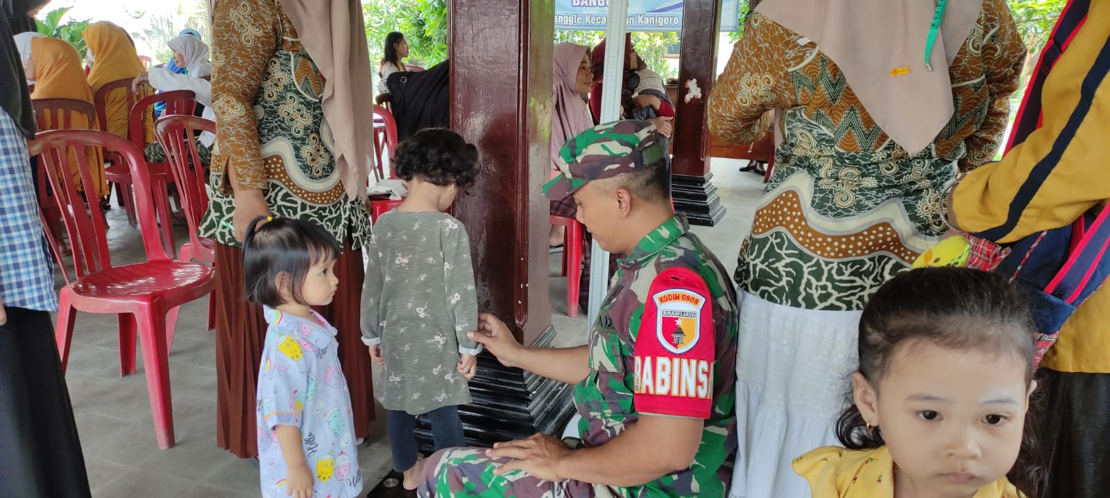 Cegah Stunting Sejak Dini, Babinsa Kanigoro Dampingi Kegiatan Posyandu di Desa Bangle