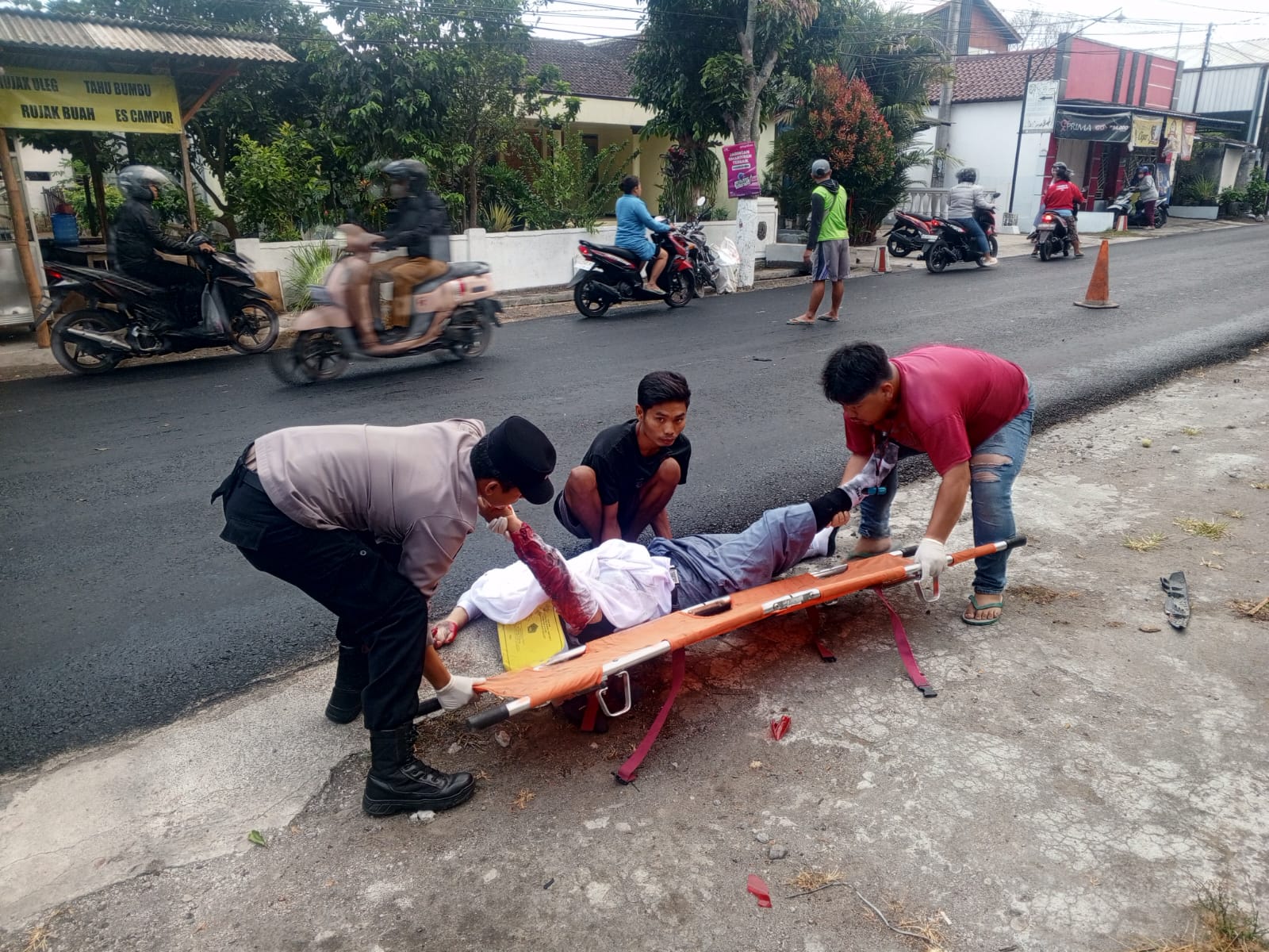 Berangkat Sekolah, Pelajar SMKN 1 Nglegok Tewas dalam Kecelakaan Tiga Motor