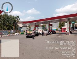 Polsek Wlingi Pantau Antrean di SPBU Ngambak, Cegah Kemacetan