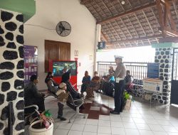 Satlantas Polres Blitar Edukasi Penumpang Stasiun Talun tentang Keselamatan Berlalu Lintas