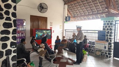 Satlantas Polres Blitar Edukasi Penumpang Stasiun Talun tentang Keselamatan Berlalu Lintas
