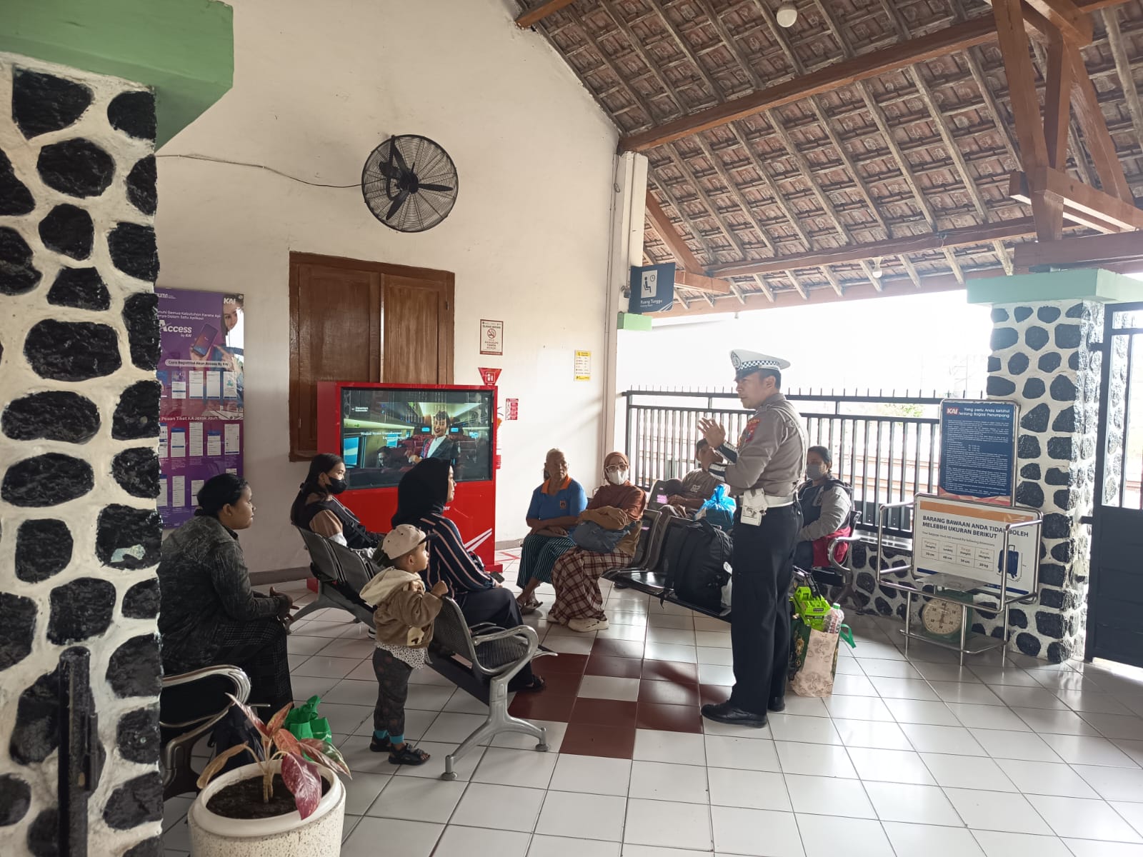 Satlantas Polres Blitar Edukasi Penumpang Stasiun Talun tentang Keselamatan Berlalu Lintas