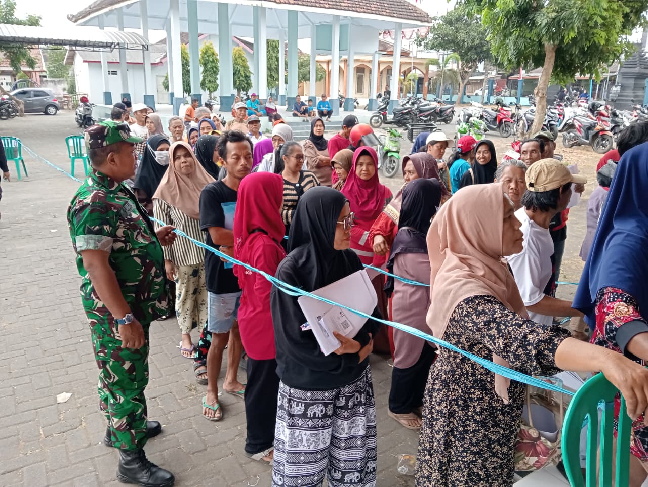 Sinergi TNI-Dinsos, 873 Warga Bence Blitar Terima Bantuan Beras untuk Tiga Bulan