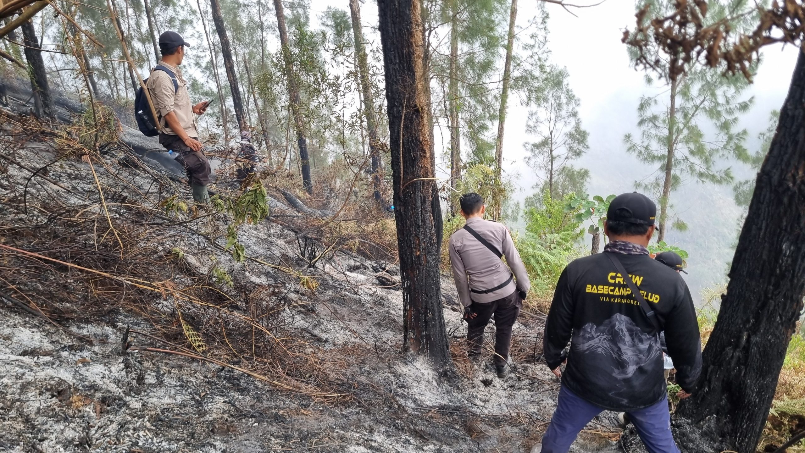 Ratusan Personel Gabungan Padamkan Kebakaran di Gunung Buthak