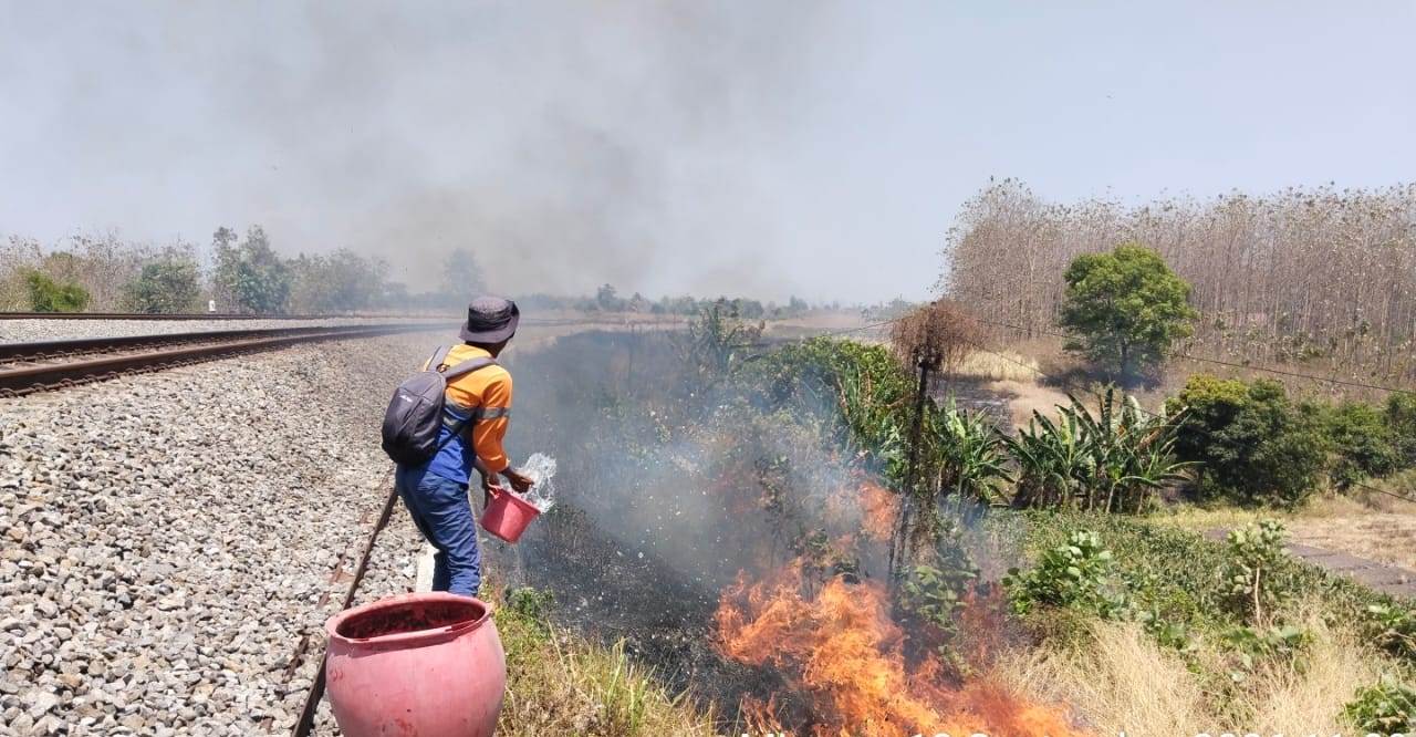 KAI Perketat Pengawasan Imbas Pembakaran Lahan, KA Kahuripan Blitar-Bandung Sempat Berhenti