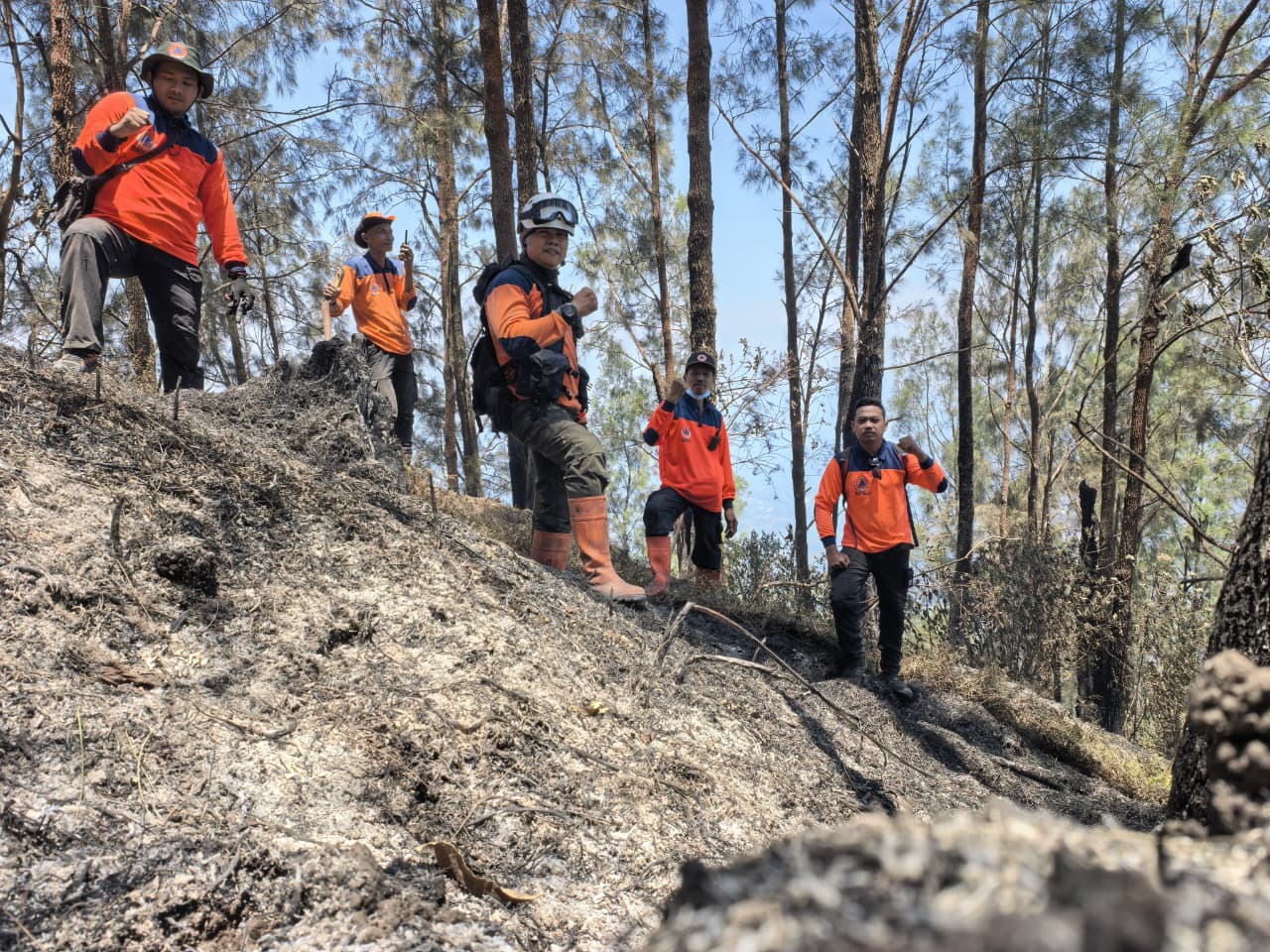 Padamkan Karhutla Gunung Buthak Blitar, Helikopter Water Bombing Dikerahkan