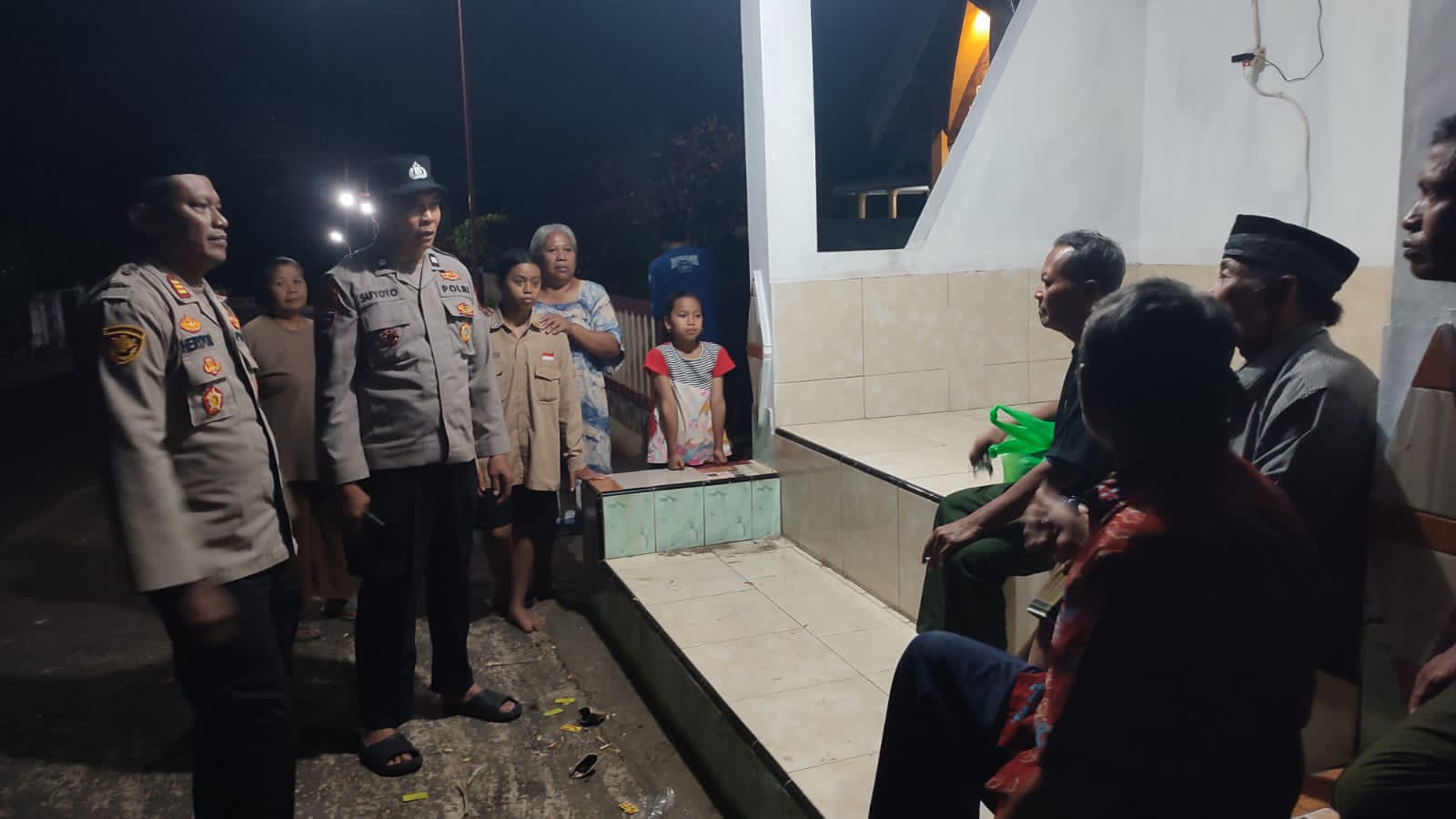 Patroli Pos Kamling, Polsek Selorejo Ajak Warga Bersama Jaga Kamtibmas