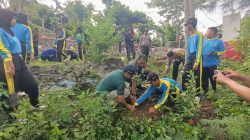 TNI dan Pelajar SMKN 1 Bakung Kompak Tanam Pohon di Monumen Trisula