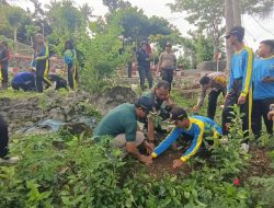 TNI dan Pelajar SMKN 1 Bakung Kompak Tanam Pohon di Monumen Trisula
