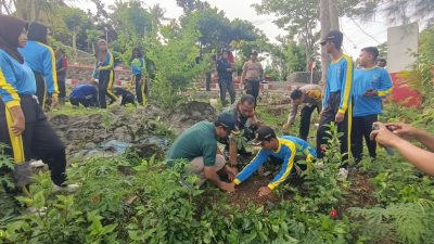TNI dan Pelajar SMKN 1 Bakung Kompak Tanam Pohon di Monumen Trisula