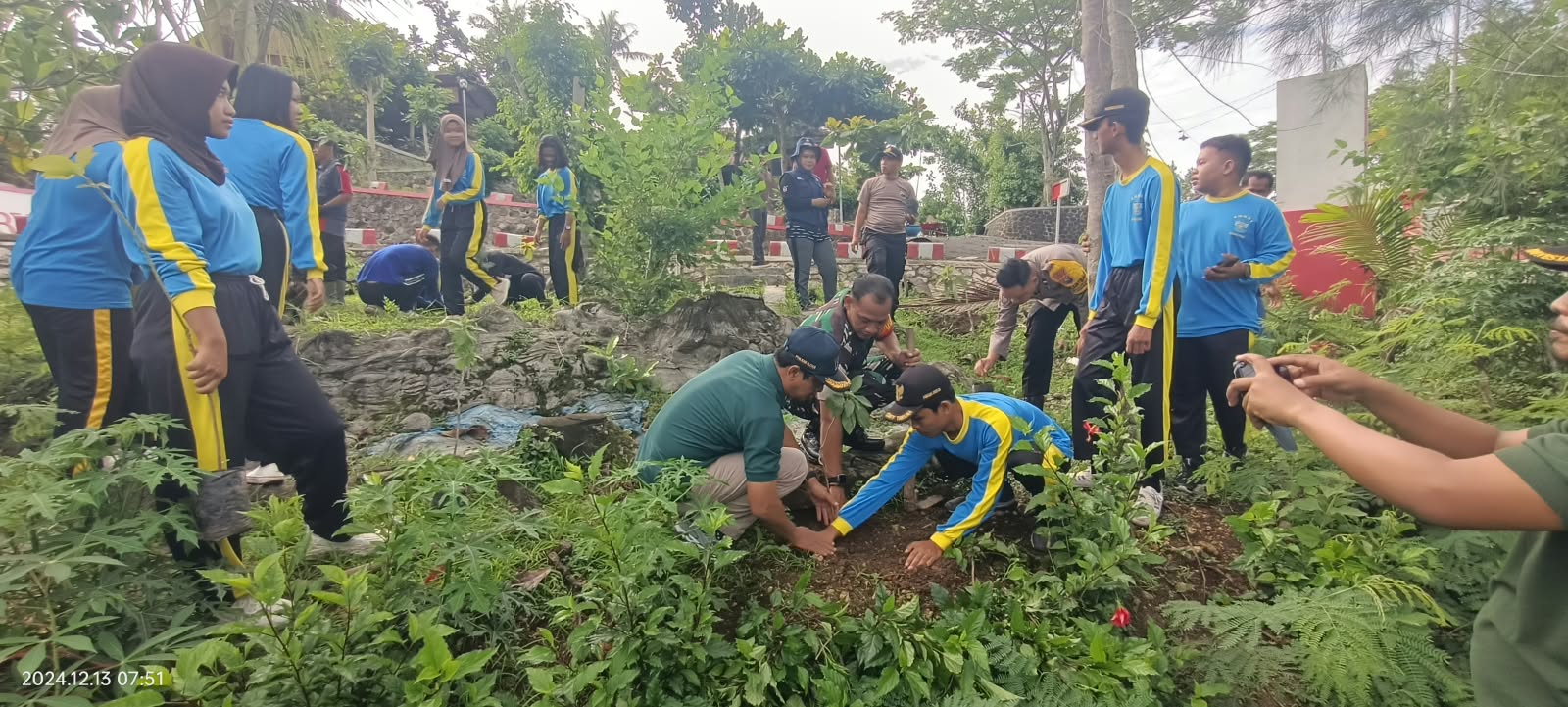 TNI dan Pelajar SMKN 1 Bakung Kompak Tanam Pohon di Monumen Trisula