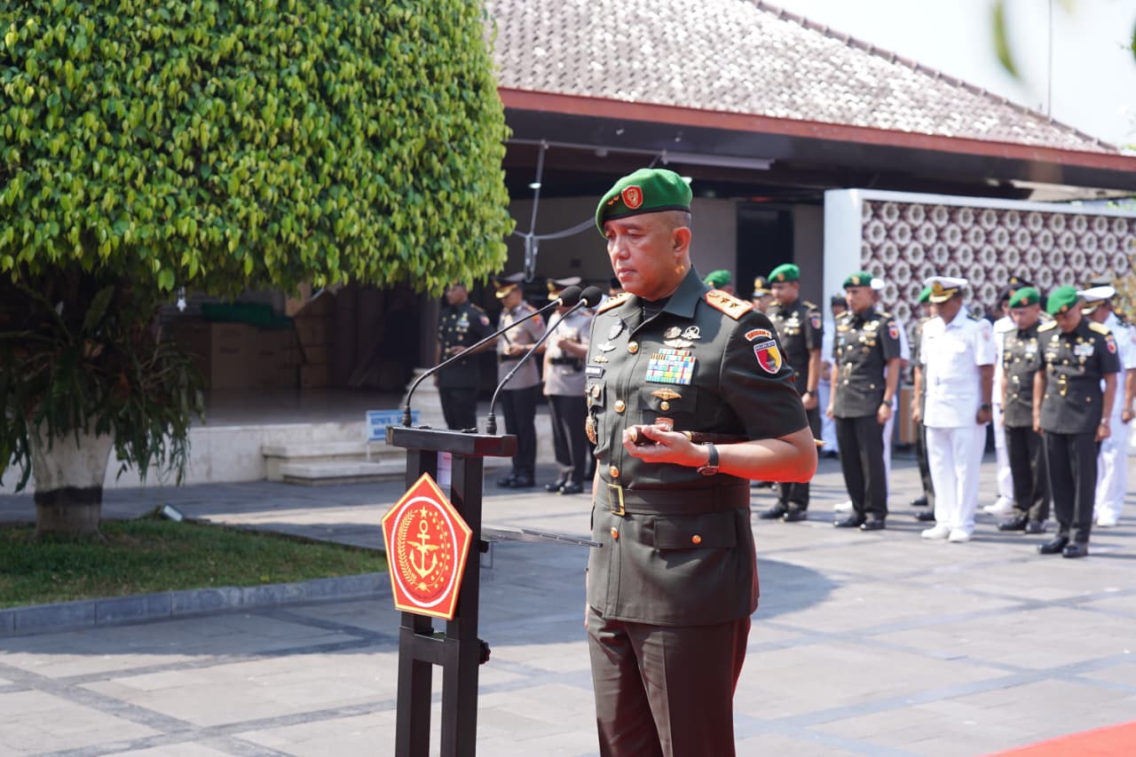 Jelang HUT ke-81 TNI, Pangdam Brawijaya Ziarah ke Makam Bung Karno Blitar