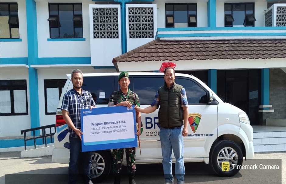 Gandeng Yonif TP 934/SBY, BRI Pacitan Salurkan Ambulans CSR untuk Warga