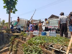 Tiga Pilar Gandusari Salurkan Bantuan Air Bersih untuk Warga Panggungrejo