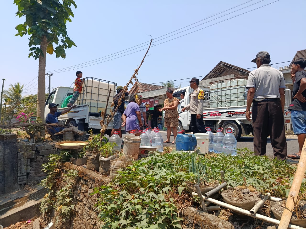 Tiga Pilar Gandusari Salurkan Bantuan Air Bersih untuk Warga Panggungrejo