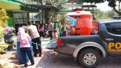 Patroli Gentong Polres Trenggalek Salurkan Air Bersih ke Sekolah dan Tempat Ibadah