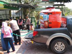 Patroli Gentong Polres Trenggalek Salurkan Air Bersih ke Sekolah dan Tempat Ibadah