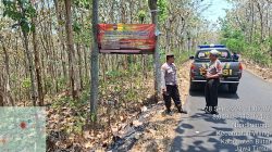 Cegah Karhutla, Polsek Doko Blitar Pasang Banner Imbauan di Kawasan Perhutani