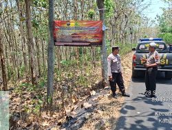 Cegah Karhutla, Polsek Doko Blitar Pasang Banner Imbauan di Kawasan Perhutani