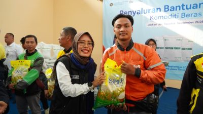 Warga Kabupaten Kediri Menerima Bantuan Beras, Mas Dhito : Sangat Meringankan Warga