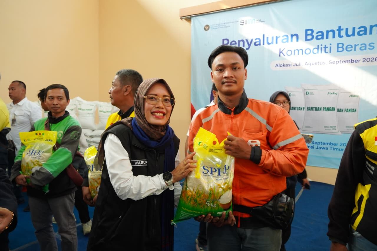 Warga Kabupaten Kediri Menerima Bantuan Beras, Mas Dhito : Sangat Meringankan Warga