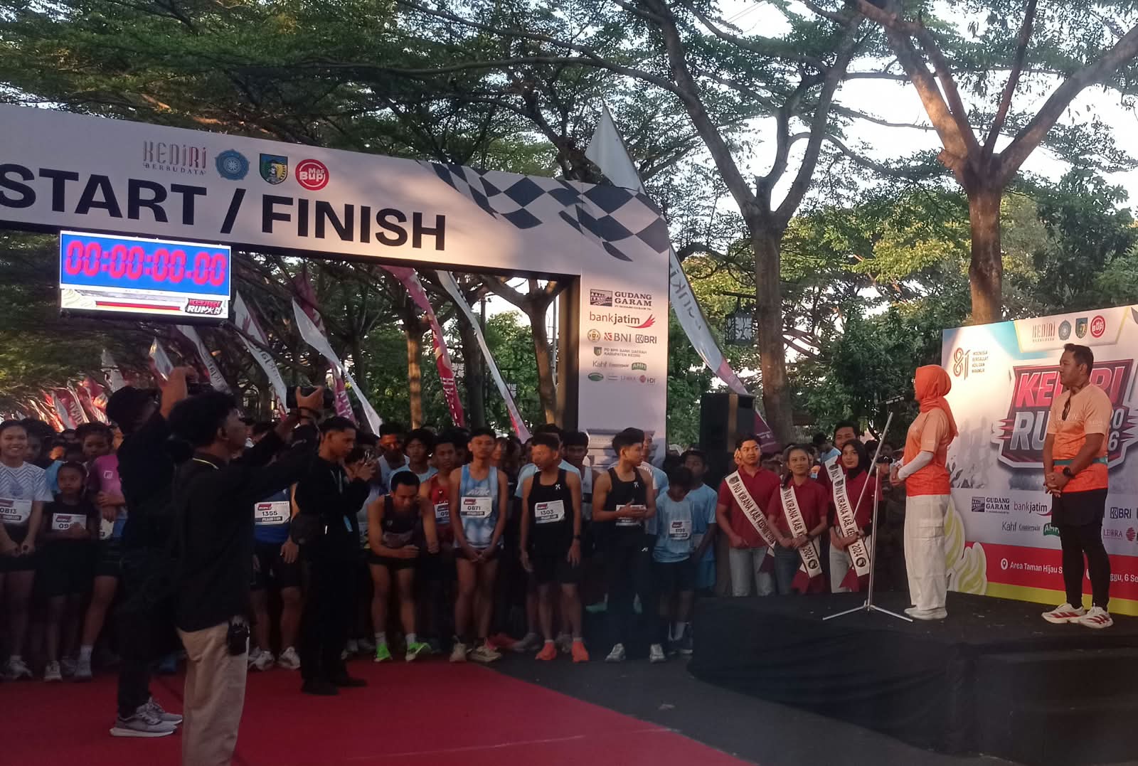 Pelari Ramaikan Kediri Run 2026, Wabup Dewi Lepas Peserta di SLG