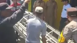 Bawa Keranda ke Depan Warung, Puluhan Warga Kota Batu Protes Alih Fungsi Fasum