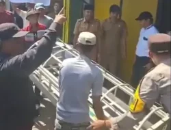 Bawa Keranda ke Depan Warung, Puluhan Warga Kota Batu Protes Alih Fungsi Fasum