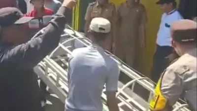 Bawa Keranda ke Depan Warung, Puluhan Warga Kota Batu Protes Alih Fungsi Fasum