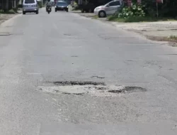 Sudah September, Jalan Rusak di Perbatasan Sambi-Srikaton Belum Juga Diperbaiki