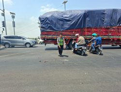 Diduga Terobos Lampu Merah, Pemotor Tewas Terlindas Truk di JLU Lamongan