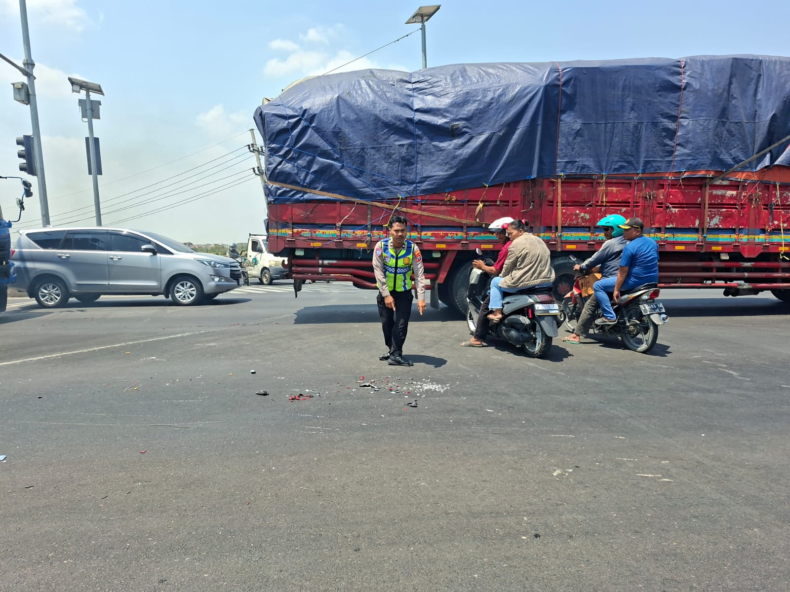 Diduga Terobos Lampu Merah, Pemotor Tewas Terlindas Truk di JLU Lamongan