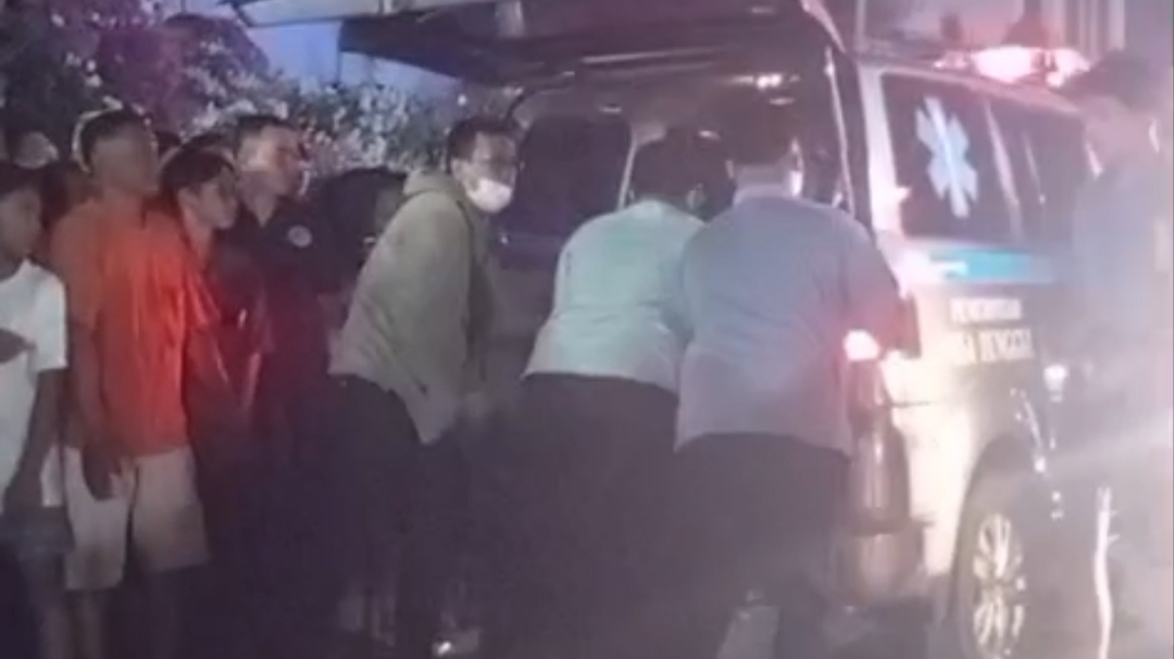 Sedan Oleng Saat Menyalip, Tabrak Pohon di Jalur Deandles Paciran Lamongan, Pengemudi Tewas