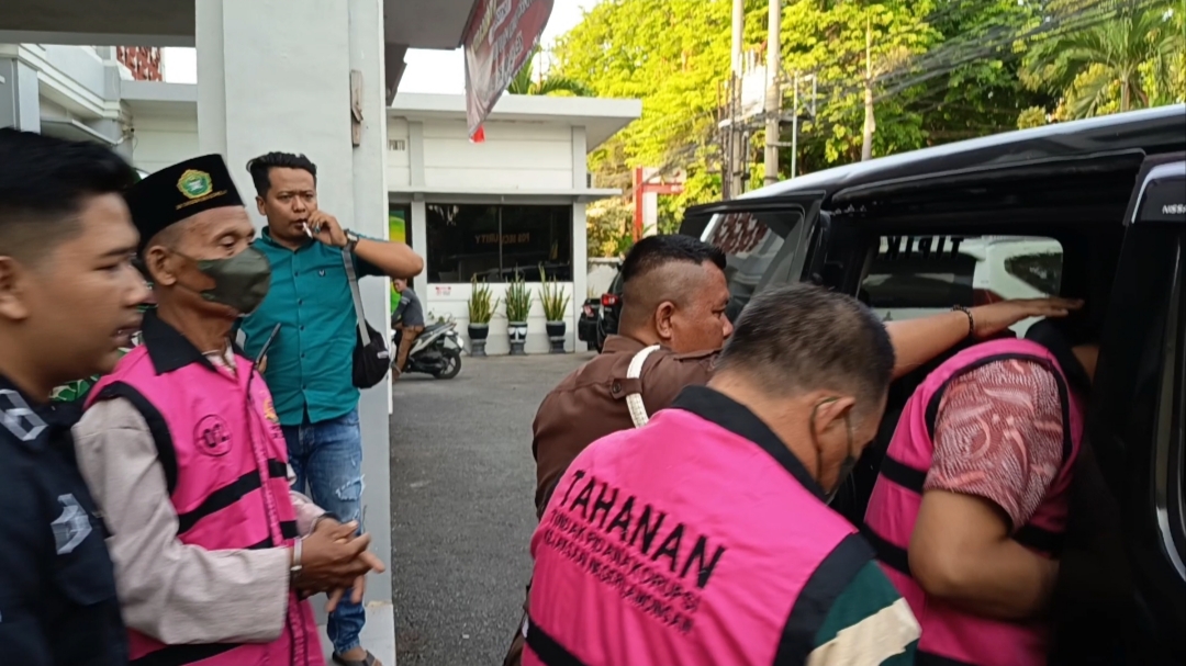 Kejari Lamongan Tahan Tiga Tersangka Korupsi Tanah Negara Klayar, Kerugian Rp1,38 Miliar