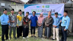 Peduli Warga Kurang Mampu, MWC NU Karangbinangun Bersama BMT dan Nurul Hayat Bedah Rumah Ropa’i