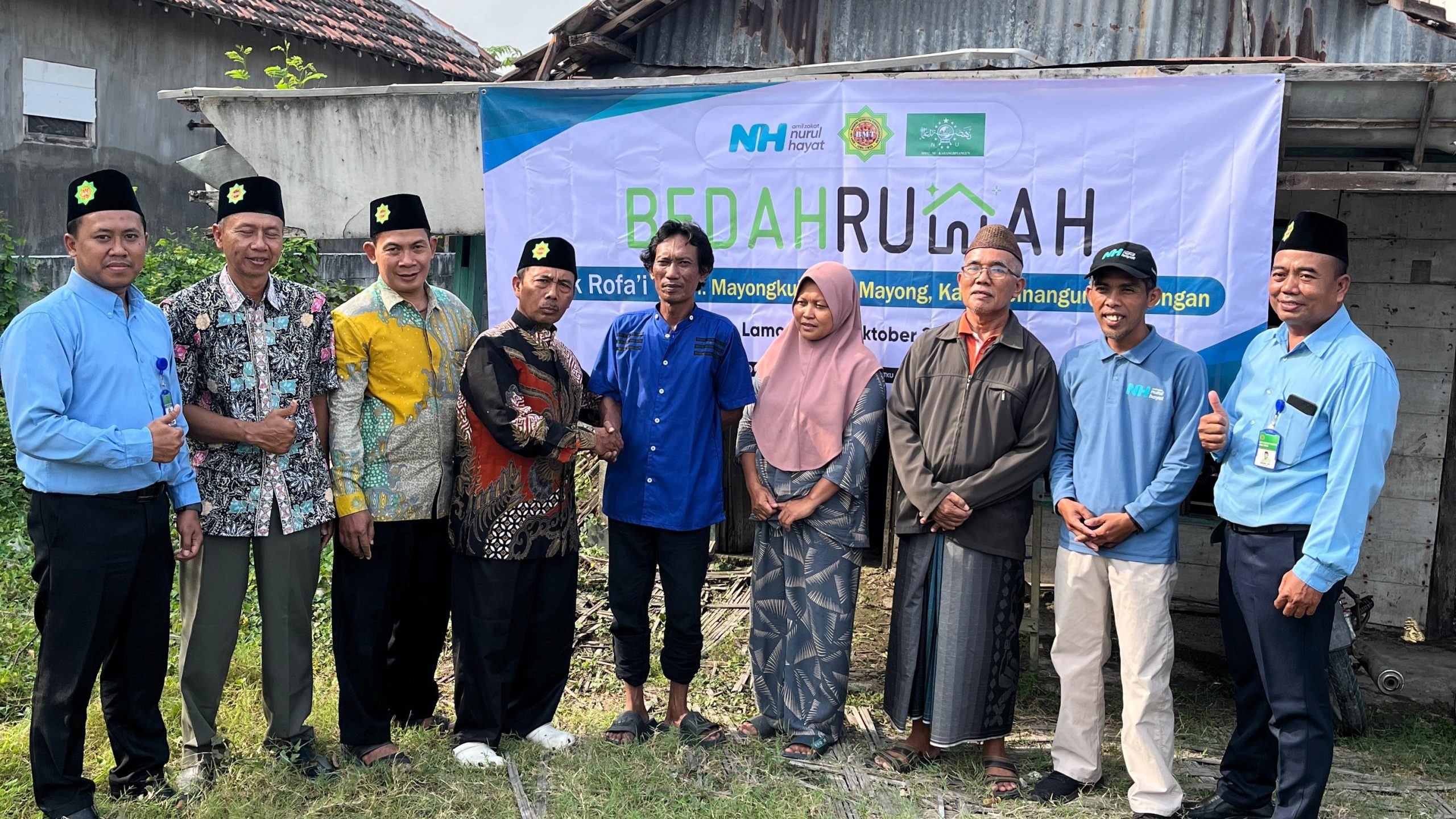 Peduli Warga Kurang Mampu, MWC NU Karangbinangun Bersama BMT dan Nurul Hayat Bedah Rumah Ropa’i