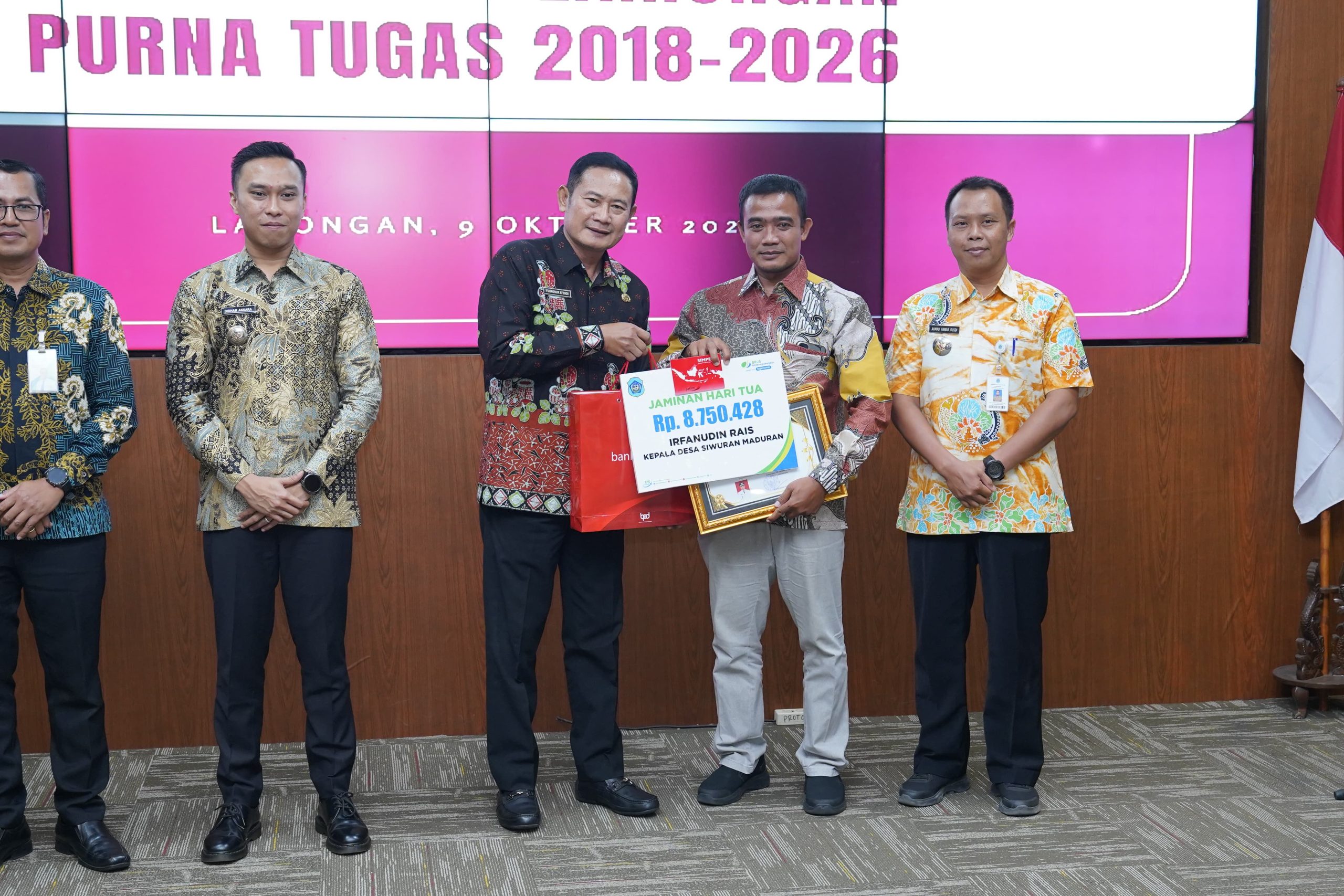 Purna Tugas, 23 Kepala Desa di Lamongan Terima Penghargaan dari Bupati