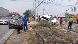 Diduga Hendak Belok, Toyota Avanza Diseruduk Bus di Karangtingil Lamongan