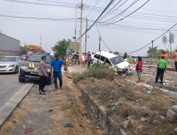 Diduga Hendak Belok, Toyota Avanza Diseruduk Bus di Karangtingil Lamongan