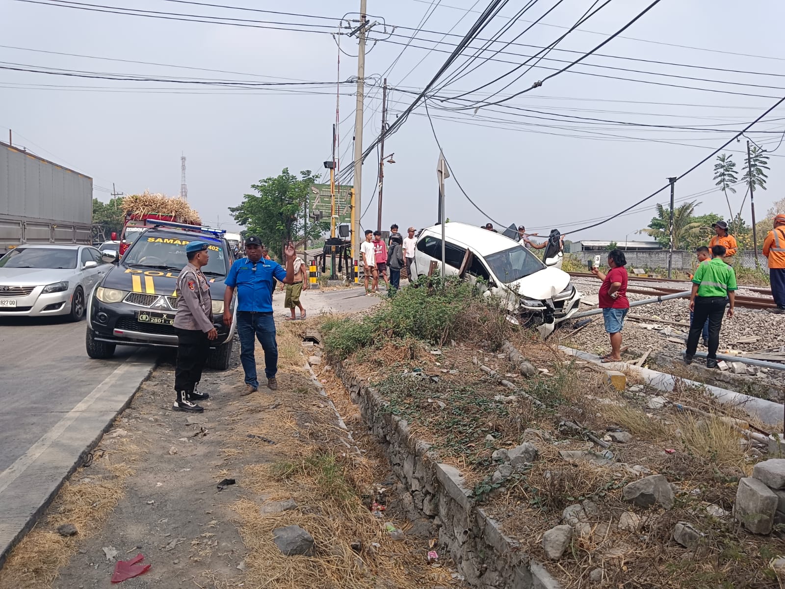 Diduga Hendak Belok, Toyota Avanza Diseruduk Bus di Karangtingil Lamongan