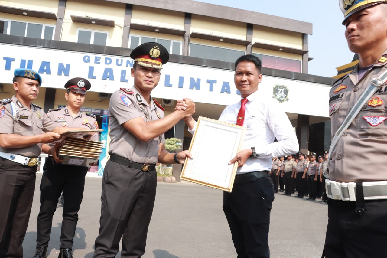 Polres Lamongan Beri Penghargaan kepada 59 Anggota dan Warga, Satu Polisi Naik Pangkat Jadi IPDA